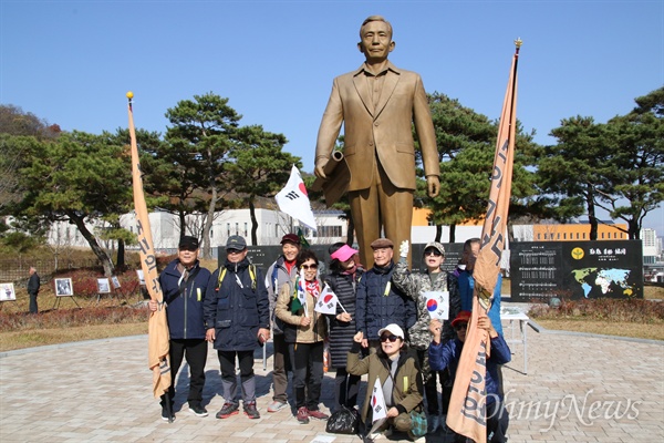 14일 오전 구미시 박 전 대통령 탄생 101돌 기념식을 마친 참가자들이 박정희 전 대통령 동상 앞에서 기념사진을 찍고 있다.