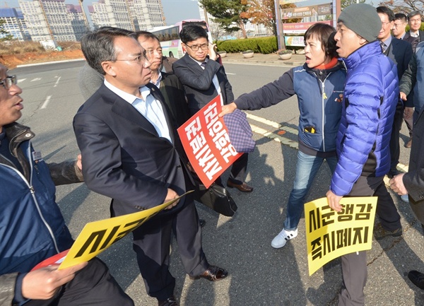 시·군 행정사무감사를 둘러싼 충남도의회와 각 시군의 갈등이 급기야 물리적 충돌 양상까지 보이는 등 감정싸움으로 번지고 있다는 지적이다. 사진은 14일 보령시청 정문에서 벌어진 도의원과 공무원 노조원의 대치 장면.