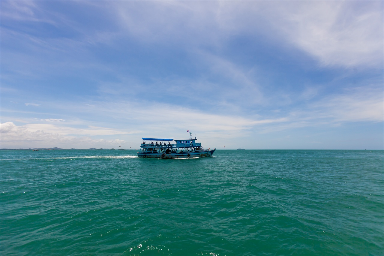  아름다운 푸른 보석의 색채로 빛나는 태국 바다. 그러나, 그 바다에는 눈물도 섞여 있다.