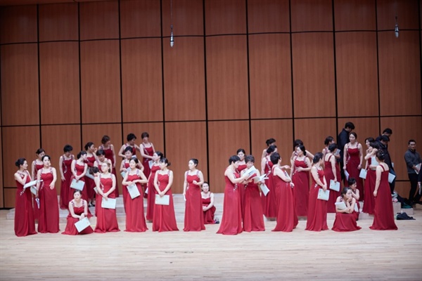  20대에서 60대 여성으로 구성된 김포시립여성합창단의 첫 해외 공연이 무산될 위기에 처했다. 사진은 합창단의 지난 공연 모습.