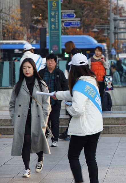 서울정상회담 환영해요 서울시민환영단이 광화문역 출근하는 시민들을 대상으로 홍보물을 나눠주고 있다. 