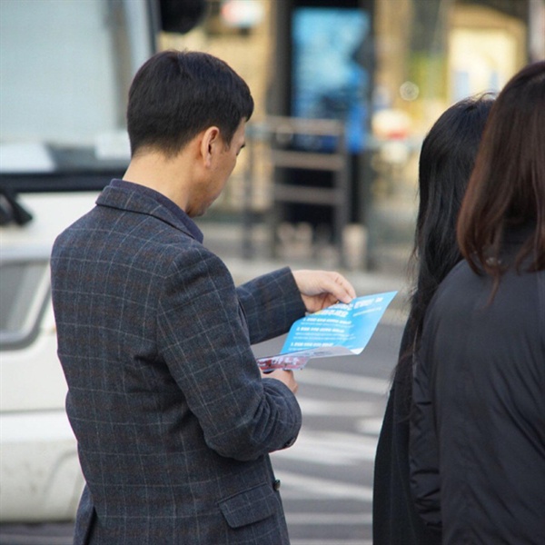 지나가는 시민 한분이 서울시민환영단의 홍보물을 꼼꼼히 살펴보고 있다. 