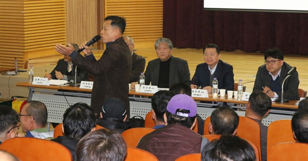 충남 태안 이곡지적 바다 골재 채취사업 해역이용영향평가서(초안) 공청회가 14일 오후 태안군 원북면 소재 WP생활체육관 내 청심관에서 열렸다. 보령시어업인단체 관계자가 생태계 파괴를 우려하는 목소리를 전하고 있다.