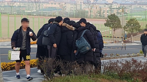 15일 대학수학능력시험이 치러지는 수험장 입구에서 수험생이 화이팅을 외치고 있다.