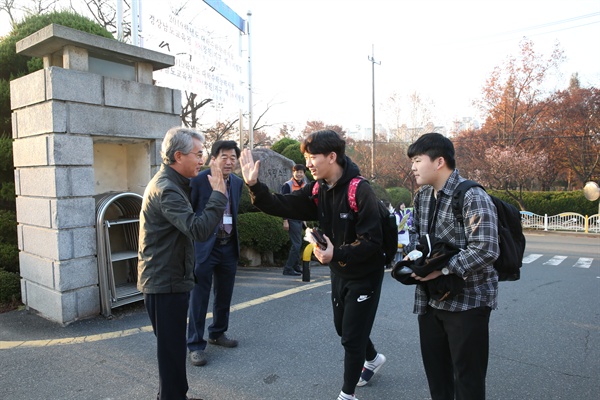 박종훈 경남도교육감이 15일 아침 고사장을 찾아 수험생들을 격려했다.