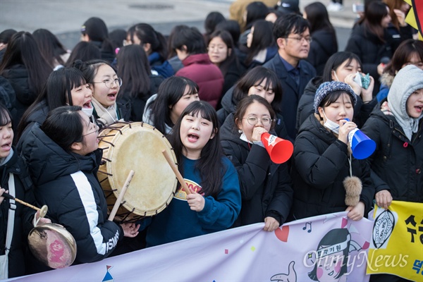 2019학년도 대학수학능력시험이 치러지는 15일 오전 서울 중구 이화여자외국어고등학교에서 후배들이 수험생들을 응원하고 있다.