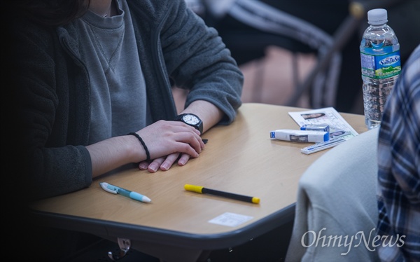 2018년 12월 15일 오전 서울 중구 이화여자외국어고등학교에서 수험생들이 긴장된 모습으로 수학능력시험을 기다리고 있다.