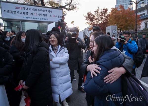 2019학년도 대학수학능력시험이 치러지는 15일 오전 서울 중구 이화여자외국어고등학교에서 교사와 후배들의 응원을 받으며 수험생들이 시험장으로 향하고 있다.