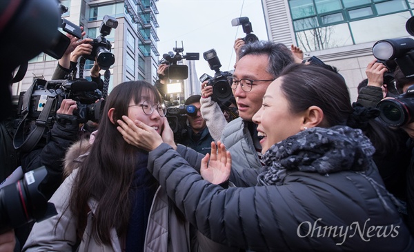 2019학년도 대학수학능력시험이 치러지는 15일 오전 서울 중구 이화여자외국어고등학교에서 가족의 응원을 받으며 수험생들이 시험장으로 향하고 있다.
