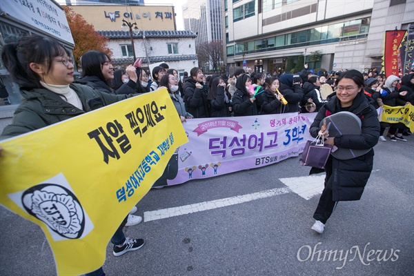 2019학년도 대학수학능력시험이 치러지는 15일 오전 서울 중구 이화여자외국어고등학교에서 후배들의 응원을 받으며 수험생들이 시험장으로 향하고 있다. 