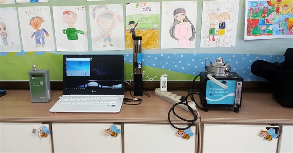 경기 B 초등학교 교실, 미세먼지와 이산화 탄소 농도를 측정하고 있다.