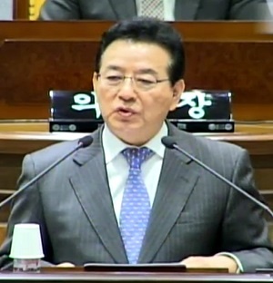 정순균 강남구청장이 15일 강남구의회 출석해 내년도 예산안에 제출에 따른 시정연설을 하고 있다. 