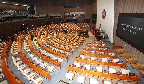 15일 오후 열린 국회 본회의가 자유한국당과 바른미래당의 불참으로 파행되자 더불어민주당 의원들이 자리를 떠나고 있다.
