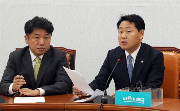 바른미래당 김관영 원내대표와 유의동 수석부대표가 15일 국회에서 본회의 불참과 관련해 기자회견을 하고 있다.