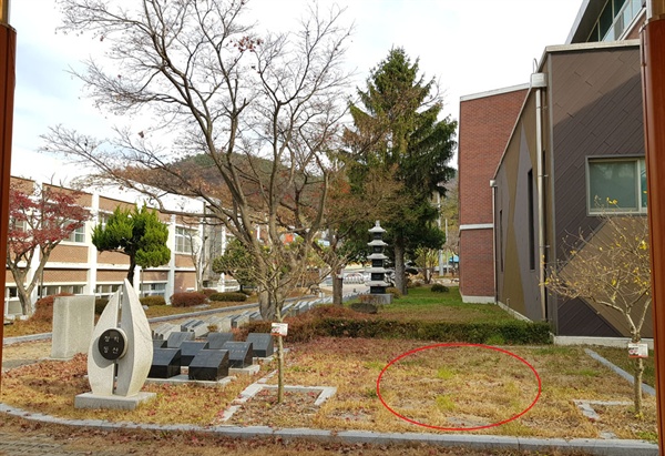 공주고등학교 ‘동문동산’에 김종필 흉상을 세우기로 한 자리가 반듯하게 정리되어 있다.