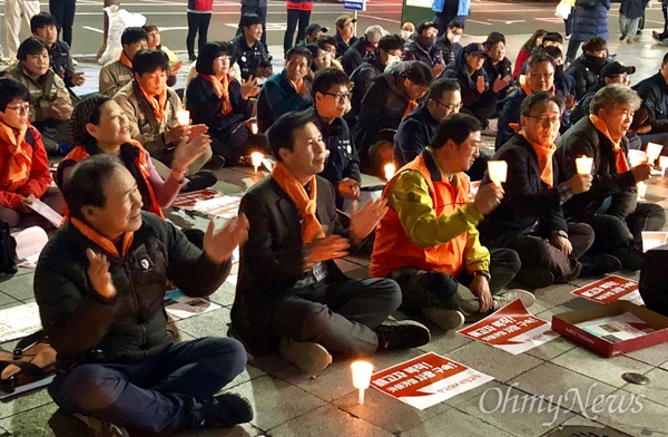  한국지엠 창원공장에 다니던 비정규직들이 해고되어 창원고용노동지청 회의실 점거농성을 하고 있는 가운데, 민중당 경남도당은 11월 15일 저녁 창원 정우상가 앞에서 "지엠 비정규직 해결 촉구 결의대회"를 열었다.