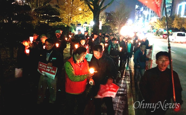  한국지엠 창원공장에 다니던 비정규직들이 해고되어 창원고용노동지청 회의실 점거농성을 하고 있는 가운데, 민중당 경남도당은 11월 15일 저녁 창원 정우상가 앞에서 "지엠 비정규직 해결 촉구 결의대회"를 열고 거리행진했다.