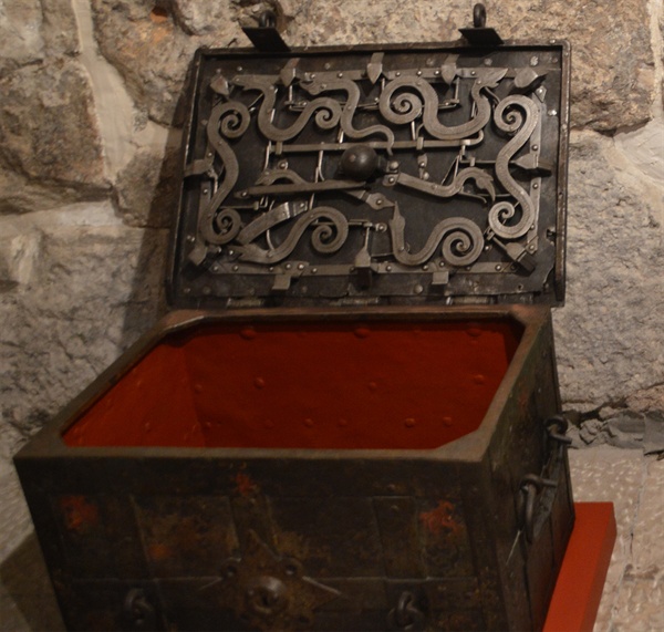 고문도구 상자. 중세시대 죄인을 고문하던 도구들이 마치 공구상자처럼 전시 중이다.