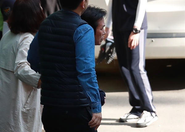 오랜 기간 여러 신도를 성폭행한 혐의로 구속된 만민중앙성결교회 이재록 목사가 지난 5월 10일 검찰로 송치되기 위해 서울 남대문경찰서를 나오고 있다. 