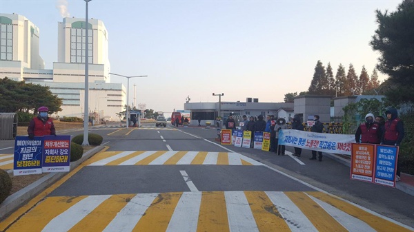 한국동서발전 당진화력발전소 정문앞에서 직접 고용 요구를 하고 있는 비정규직 혹은 하청업체 노동자들