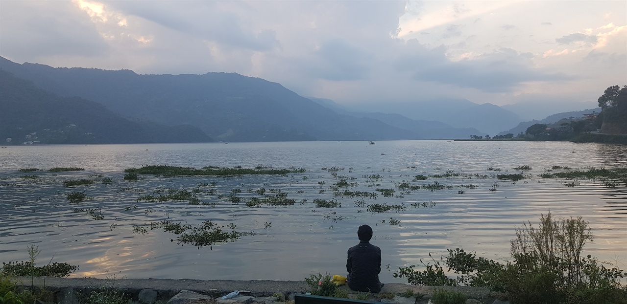  네팔 포카라의 페와 호수에서 어느날 오후를 하염없이 보내다