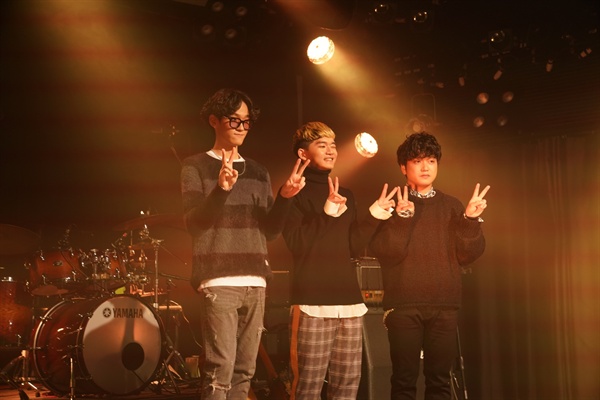 비온 3인조 한일합작 밴드 비온이 첫 번째 정규앨범 <트라이앵글>을 발매했다. 이번 앨범의 타이틀곡은 '다짐을 해'다. 멤버는 조한결, 시미즈 야마토, 김태휘로 구성됐다.