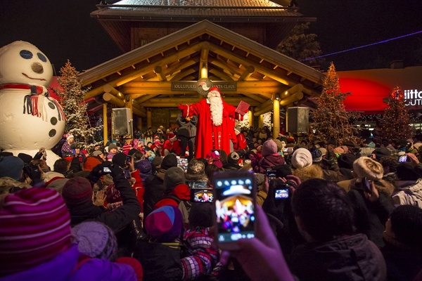  "크리스마스 이제 며칠 남았지요?" 지난해 크리스마스 시즌 개막식 행사에서 산타클로스가 방문객들에게 인사하고 있다. 핀란드 로바니에미 북쪽에 위치한 산타클로스 빌리지에는 겨울마다 전 세계 관광객 수십만 명이 방문한다.
