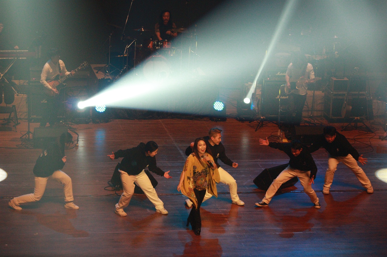 세계적인 댄스그룹 아트지와 밴드 아프리카 보컬 윤성씨가 민중가요를 부르고 있다.