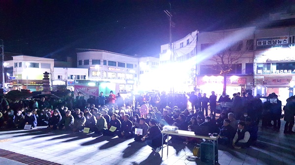 학교 앞 교도소 반대 범군민대책위’는 11월 16일 저녁 거창군청 앞 광장에서 집회를 열었다.