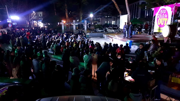 학교 앞 교도소 반대 범군민대책위’는 11월 16일 저녁 거창군청 앞 광장에서 집회를 열었다.