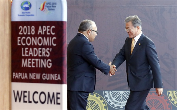  아시아태평양경제협력체(APEC) 정상회의 참석차 파푸아뉴기니를 찾은 문재인 대통령을 비롯한 각국 정상들이 17일 오후 포트모르즈비 APEC 하우스에서 열린 'APEC 지역 기업인 자문회의(ABAC)와의 대화'에 참석해 현장 기업인들의 목소리를 듣고 있다.