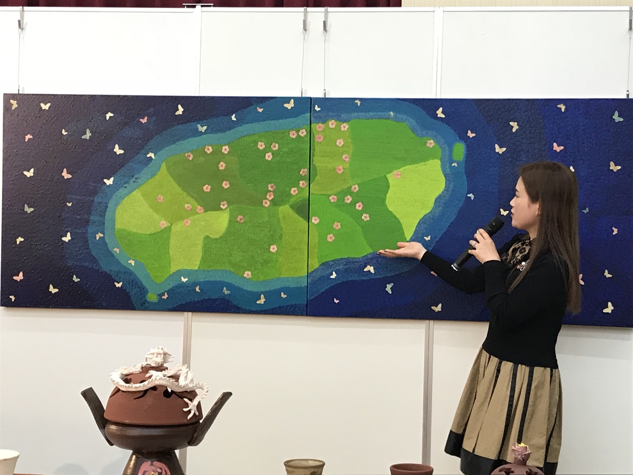 오사카 한국기독교회관에서 개최된 ‘대한민국 대통령이 4·3의 진실을 말하다’ 개막식에서 ‘4.3의 상혼’ 작품을 설명하는 이수진 작가