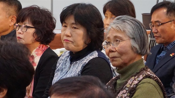 오사카 한국기독교회관에서 개최된 ‘대한민국 대통령이 4·3의 진실을 말하다’ 개막식에서 70여년 전 제주(성읍)에서 4·3을 직접 겪은 강춘자 할머니가 오사카 부총영사의 이야기를 듣고 있다.