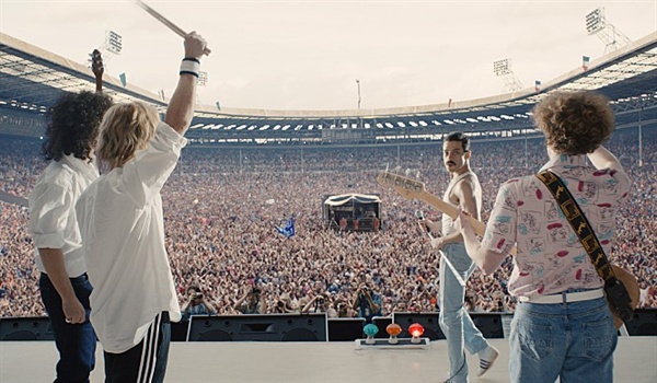 영화의 하이라이트를 장식하는 라이브 에이드(Live Aid) 공연 프레디(라미 말렉 분)가 공연의 끝에 멤버들을 돌아보는 장면