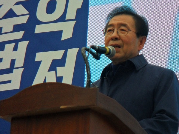 박원순 서울시장 박원순 서울시장이 17일 오후 서울 여의도 국회앞에서 열린 '한국노총 2018년 전국노동자대회'에서 연대사를 하고 있다.