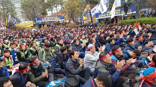 박원순 서울시장의 연대사 중간중간에 박수를 치고 있는 전국노동자대회 참가한 한국노총 조합원들이다.