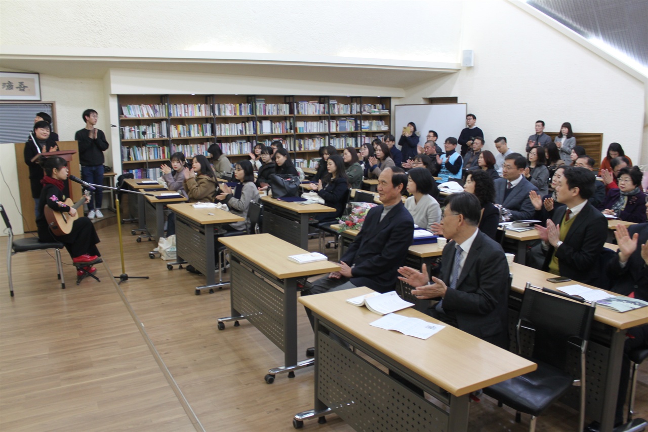 제26회 전태일문학상 시상식을 축하하기 위해 오신 분들과 심사위원및 관계자들