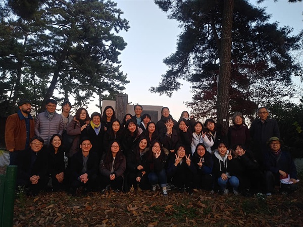  동국대부속여자고등학교 문학서클 학생들과 신동엽학회 회원들이  시비 앞에서  함께 했다.