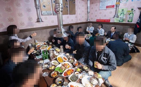 지난 14일 부산시 용역업체 직원들과 오거돈 부산시장과의 점심 식사 자리에서 여직원들이 시장의 양쪽에 앉아있는 사진이 공개되며 남성중심적인 문화라는 비판이 일었다. 오 시장은 이에 사과하고 재발 방지를 약속했다.