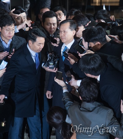 사법행정권 남용 혐의를 받고 있는 박병대 전 대법관이 지난 11월 19일 오전 서울 서초구 서울중앙지검에 조사를 받기 위해 출석하고 있다.