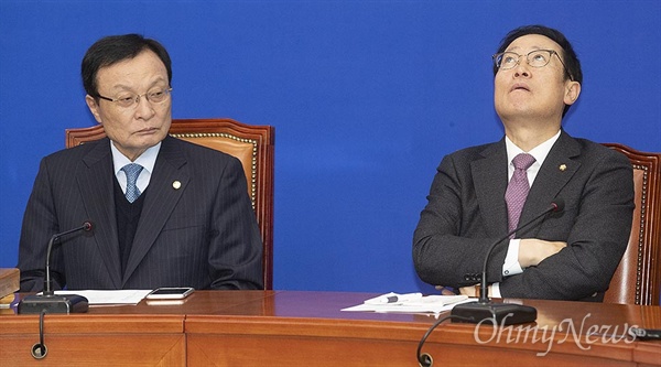 고심하는 이해찬-홍영표 더불어민주당 이해찬 대표와 홍영표 원내대표가 19일 오전 서울 여의도 국회에서 열린 최고위원회의에 참석해 최고위원들의 발언을 경청하며 잠시 생각에 잠겨 있다.