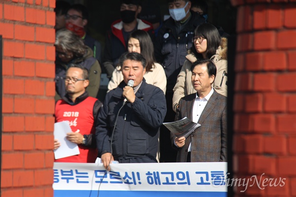  한국지엠 창원공장 비정규직 해고자들이 '복직'과 '불법파견 시정' 등을 요구하며 창원고용노동지청 3층 회의실에서 8일째 점거농성하고 있는 가운데, 민주노총 경남본부는 11월 19일 현관 앞에서 기자회견을 열어 "범법자 카허카젬 사장 구속"을 촉구했다.