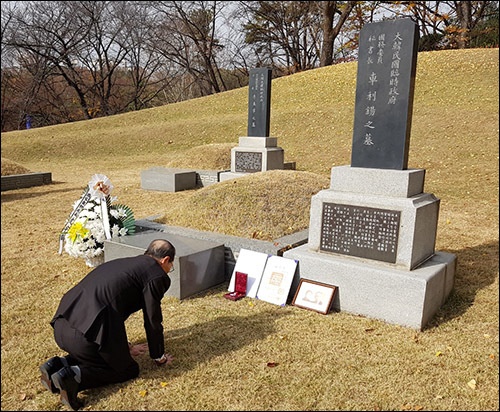 효창원에 모셔진 아버지 차리석 묘소에 포장증을 놓고 절하는 아드님 차영조 선생.