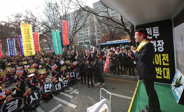 19일 서울 여의도 국회 앞에서 열린 '군공항 이전 특별법 개정 반대 결의대회’에서 서철모 화성시장이 발언을 하고 있는 모습.