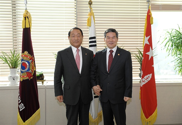지난 11월 19일 향군 본부를 방문한 정경두 국방부 장관(우), 좌측은 김진호(예비역 육군 대장) 재향군인회장.