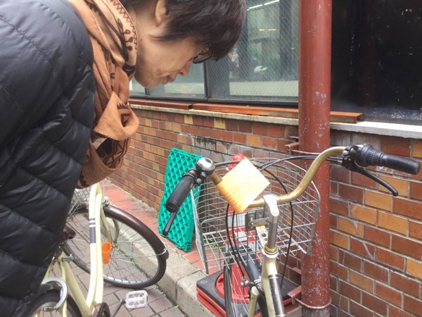 고베 산노미야 상가입구에 주차된 자전거. 핸들에 불법주차된 자전거임을 알리는 계고장이 붙어있다.