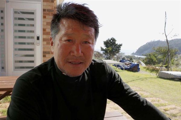 박세남 씨가 섬에서 사는 이야기를 들려주고 있다. 얘기를 나눈 곳은 생일도의 한 식당 앞이다.