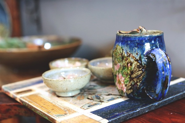 '오름오르다/ 그릇 숨' 박채영 작가는 도자기에 산화철로 들꽃을 그려넣는다. 
