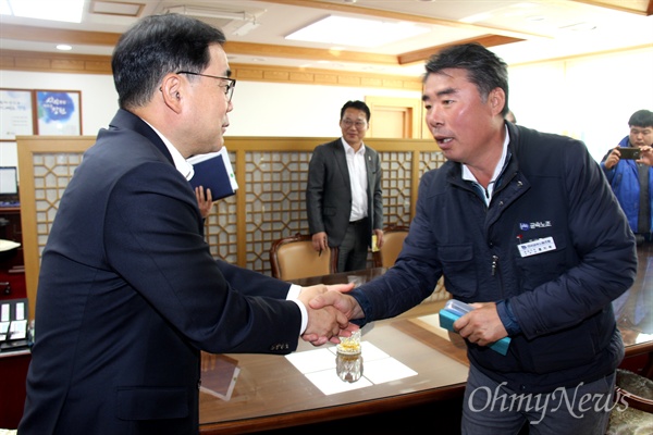 허성무 창원시장이 11월 20일 집무실에서 홍지욱 금속노조 경남지부장과 만나 한국지엠 창원공장 비정규직 해고자 문제와 관련해 이야기를 나누었다.