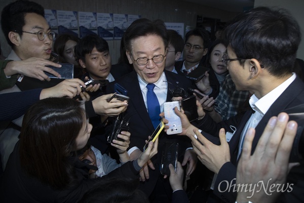 [오마이포토] 질문 공세 받는 이재명 